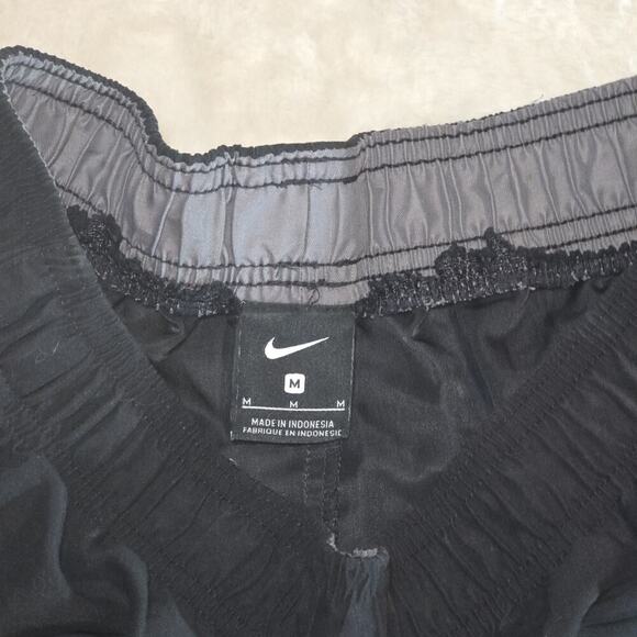 Nike Men’s Black Athletic Shorts Size M Medium – No Inner Lining - Picture 3 of 3